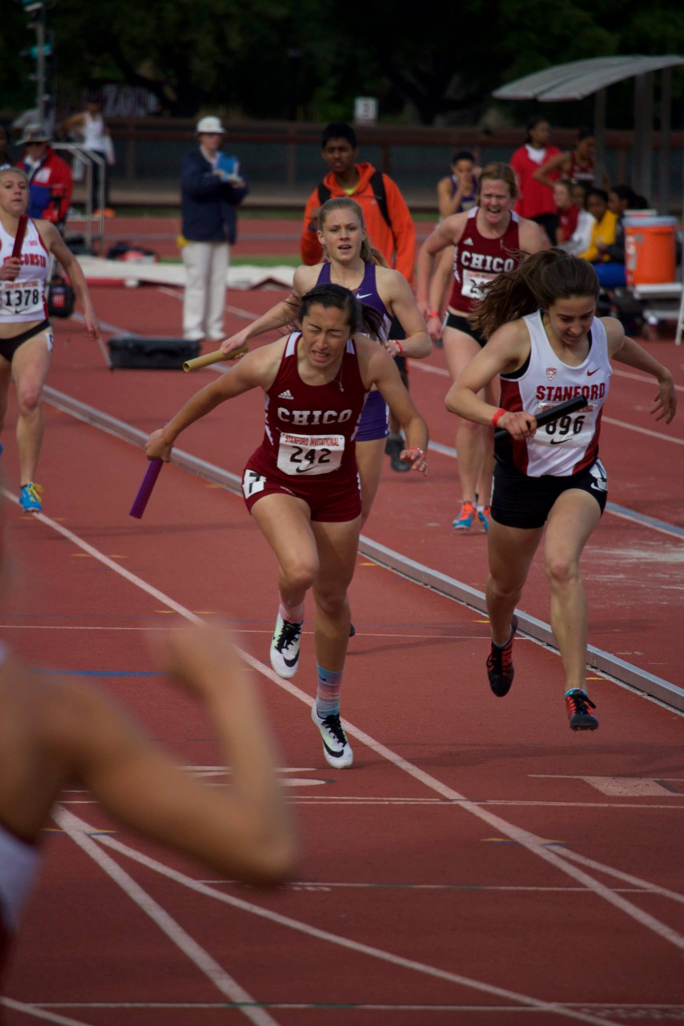 Chico State's Marina Berrios passed teams from Washington and Wisconsin early on in her incredible anchor leg run and held off Stanford at the tape!